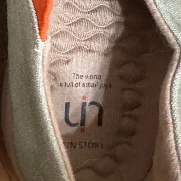 Women’s UIN Slip on sneakers loafers Bear Hug size 7 sage green EUC - Picture 5 of 7